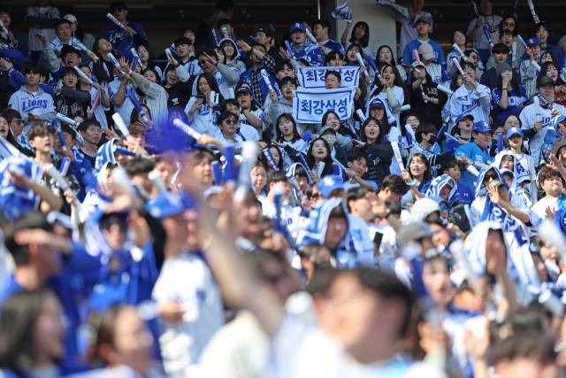 삼성 라이온즈가 프로야구 2026시즌 우승에 도전한다. 지난 21일 대구 삼성라이온즈파크에서 열린 삼성 라이온즈와 LG 트윈스의 시범경기 도중 관중석 풍경. 삼성 제공