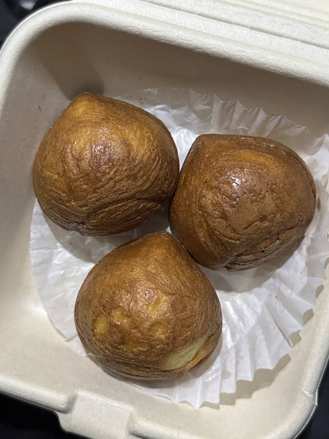 창원의 한 카페에서 구매한 버터떡. 겉은 바삭하고 속은 쫀득한 ‘겉바속쫀’ 식감으로 이달 들어 SNS를 중심으로 빠르게 확산되고 있다./이하은 기자/