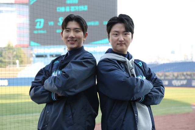 임종덕 NC 다이노스 응원단장(오른쪽)과 이창호 부응원단장이 창원NC파크 응원단상에서 포즈를 취하고 있다.