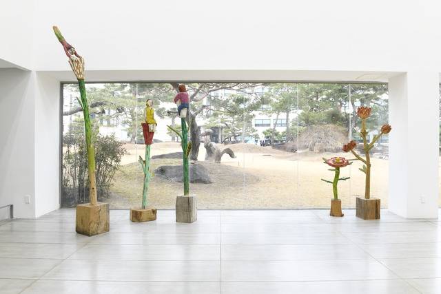 김성수 작,' 꽃과 새가 하는 말을 들을 수 있다면', 나무에 채색. 인당뮤지엄 제공