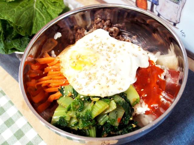 봄동과 다양한 야채를 섞어 만든 비빔밥(종로예당 제공)