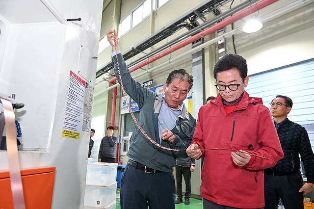 이철우 경북도지사 예비후보가 25일 구미 덕우전자 2공장을 방문해 생산 현장을 둘러봤다. 이철우 예비후보 측 제공