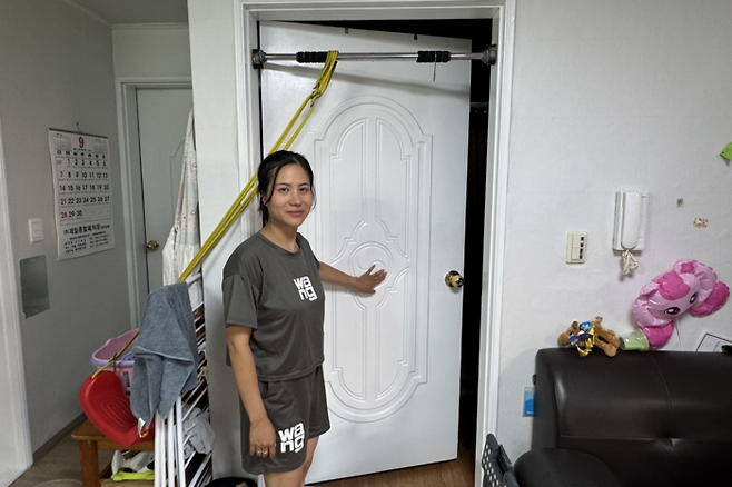 지난 28일 대구 서구 비산동의 한 주택에서 베트남 국적 누옌타오누옌씨가 새롭게 시공된 문을 만지면서 미소를 짓고 있다. 박영민기자