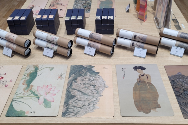 대구간송미술관 1층 아트숍에서 판매중인 굿즈들.<임훈기자 hoony@yeongnam.com>