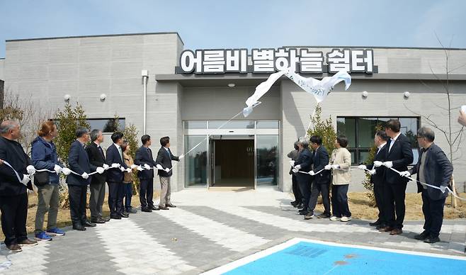 제주특별자치도는 26일 제주시 애월읍 어음리에서 공설 동물장묘시설 '어름비 별하늘 쉼터' 준공식을 개최했다.