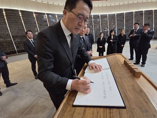 문성유 국민의힘 제주도지사 후보가 26일 제주4·3평화공원 내 위패봉안실에 마련된 방명록에 글을 쓰고 있다.