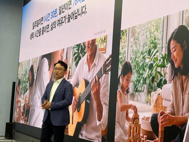 성종훈 삼성전자 DA사업부 의류케어개발그룹 상무가 26일 서울 강남 삼성스토어에서 2026년형 세탁건조기 '비스포크 AI 콤보'를 소개하고 있다. [사진=김나윤 기자]