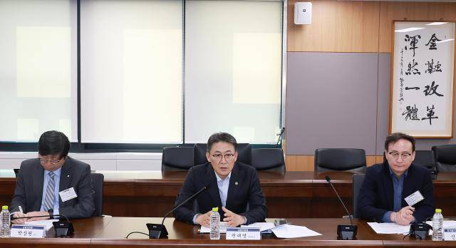 권대영 금융위원회 부위원장이 26일 오후 서울 종로구 정부서울청사에서 최근 성행하는 신종스캠·대포계좌 등 새로운 형태의 사기범죄에 효과적이고 신속하게 대응하기 위한 방안을 논의했다. [사진=금융위원회]