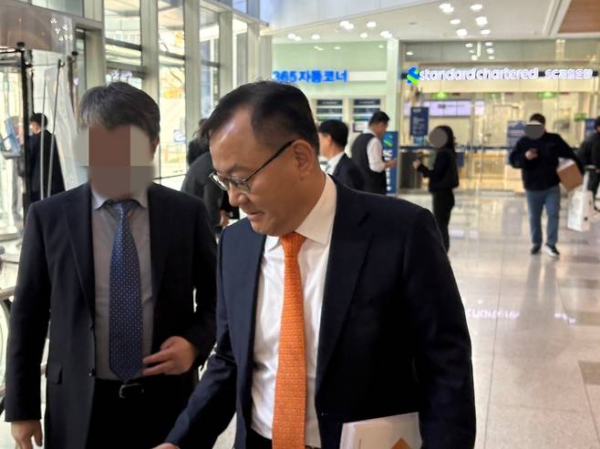 ▲명노현 LS 부회장이 26일 서울 용산구 용산LS타워에서 주식회사 LS 정기 주주총회가 끝난 뒤 기자들의 질문에 답하고 있다. 사진=정승현 기자