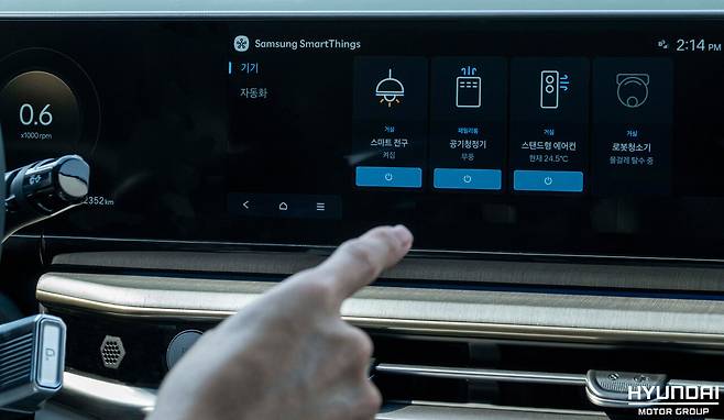 차량 인포테인먼트 시스템을 통해 카투홈 서비스를 이용하는 모습. [사진=현대자동차그룹]