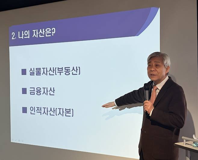 26일 이투데이 빌딩 19층 라운지에서 강창희 대표가 '비바 브라보 클럽' 1회차 강연을 진행하고 있다. (박지수 기자 jsp@)