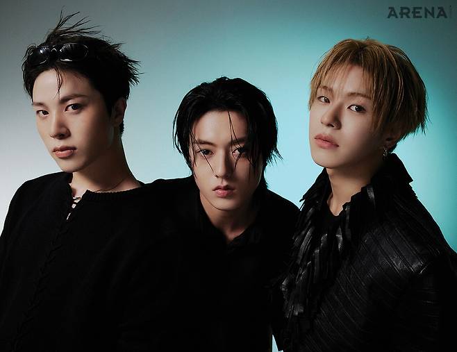 (위부터) 소정환이 입은 톱 AV 바테브, 선글라스 레이밴, 네크리스 스타일리스트 소장품.하루토가 입은 셔츠·타이 모두 쳇 로 제품. 윤재혁이 입은 재킷 AV 바테브, 이너 톱·이어링 모두 스타일리스트 소장품.