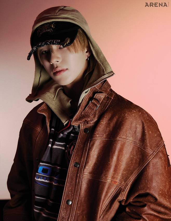 재킷·톱·벨트·캡 모두 마틴 로즈 제품.