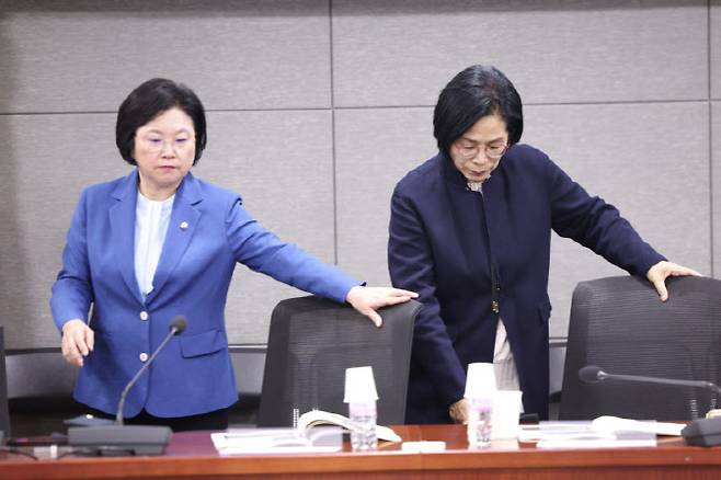 최민희 국회 과학기술정보방송통신위원장과 김현 과방위 더불어민주당 간사가 22일 오후 서울 여의도 국회 의원회관에서 열린 AI의 등장과 미디어 생태계의 변화 토론회에서 자리에 앉고 있다.(사진=뉴시스)