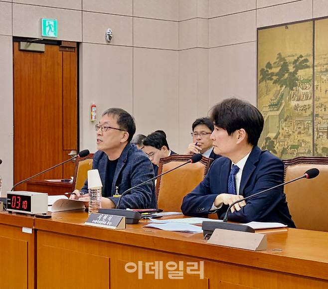 25일 국회에서 진행된 문화체육관광위원회 법안소위원회 공청회에서 답변을 하고 하고 있는 권두현 재미와 느낌 연구소장(왼쪽), 서원석 한국관광학회 회장 (사진=이민하 기자)