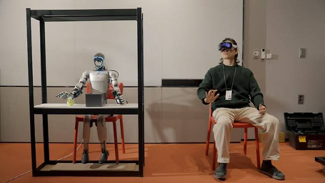 LG CNS가 로봇 파운데이션 모델 기반의 솔루션 개발을 위해 상용 휴머노이드 로봇에 행동을 훈련시키는 모습 (사진=LG CNS)
