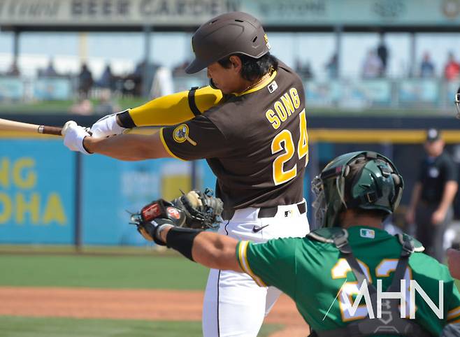 (송성문이 스프링캠프 경기에서 타격을 하고 있다)