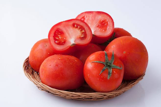 항산화제인 라이코펜이 풍부한 토마토는 피부를 보호하고, 몇 가지 암을 예방하는 등 효능이 있는 슈퍼푸드로 꼽힌다. 사진=클립아트코리아