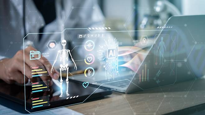 정보통신기술(ICE) 등 첨단과학기술과 적극적으로 결합하며 시너지를 높여온 영상의학은 AI와 만나면서 작업 속도와 정확도를 비약적으로 향상시키고 있다. 복잡하고 반복적인 판별 과정을 단축하는 등의 다양한 이점을 통해서다. 문제는 AI로 제작된 딥페이크 의료영상이 진짜와 쉽게 구분이 가지 않을 정도로 정밀하다는 점이다. 사진=게티이미지뱅크