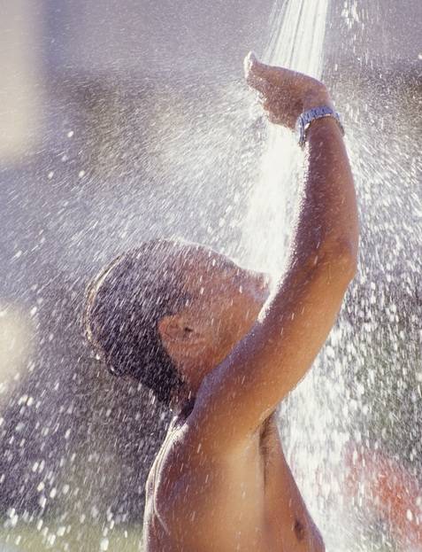 찬 물로 갈색지방이 많은 목 뒤, 쇄골, 척추 부위를 집중 샤워하면 살을 빼는 데 도움이 될 수 있다. 미국 뉴욕대 연구팀은 갈색지방 세포가 단순히 열만 내는 것이 아니라, 서로 소통하고 세포의 생존 환경인 신경·혈관망을 확장하는 메커니즘을 규명했다고 밝혔다. 실내 온도를 18~20°C 정도로 약간 낮게 유지하는 것, 주 3회 고강도 인터벌 운동(HIIT)도 다이어트에 좋다. 사진=게티이미지뱅크