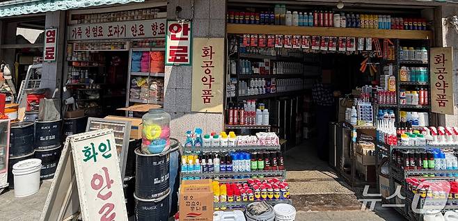 서울 중구 을지로4가역 인근에 위치한 안료상점 주변은 오가는 사람의 발길이 끊겨 적막감이 감돌았다. ⓒ 뉴스1 신민경 기자