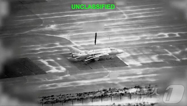 지난 1일(현지시간) 미 중부사령부가 공개한 미군의 이란 전투기 공습 장면. 사진은 중부사령부 엑스(X) 영상 갈무리. 2026.03.01 ⓒ 로이터=뉴스1