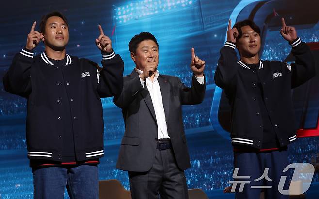 26일 오후 서울 잠실 롯데호텔 월드에서 열린 2026 신한 SOL KBO 리그 미디어데이&팬페스트’에서 롯데 자이언츠 김태형 감독과 전준우, 전민재 선수가 팀 세리머니를 하고 있다. 2026.3.26 ⓒ 뉴스1 김명섭 기자