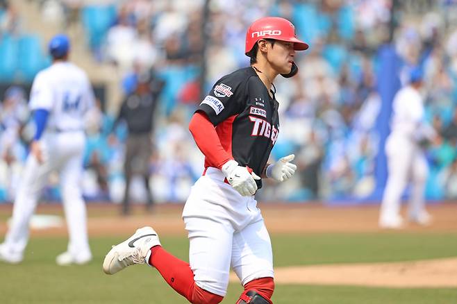 KIA 김도영이 24일 대구삼성라이온즈파크에서 열린 2026 KBO리그 시범경기 삼성과 경기에서 안타를 때린 후 1루 베이스로 뛰고 있다. 사진 | KIA 타이거즈