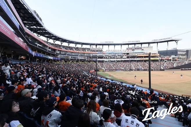 한화가 14일 대전 한화생명 볼파크에서 SSG와 2026 KBO리그 시범경기를 치른 가운데 이날 1만7000석이 매진됐다. 사진 | 한화 이글스