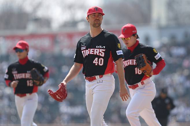 KIA 네일이 21일 서울 잠실구장에서 열린 2026 KBO리그 정규시즌 두산전에서 이닝을 마치고 마운드서 내려가고 있다. 사진 | KIA 타이거즈