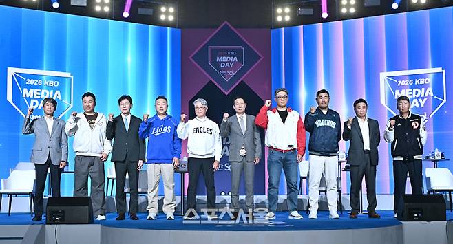 26일 서울 송파구 롯데호텔 월드에서 진행된 2026 KBO 미디어데이 행사에서 각 팀 감독들이 기념촬영을 하고 있다. 왼쪽부터 키움 설종진 감독, KIA 이범호 감독, KT 이강철 감독, 삼성 박진만 감독, 한화 김경문 감독, LG 염경엽 감독, SSG 이숭용 감독, NC 이숭용 감독, 롯데 김태형 감독, 두산 김원형 감독. 박진업 기자 upandup@sportsseoul.com