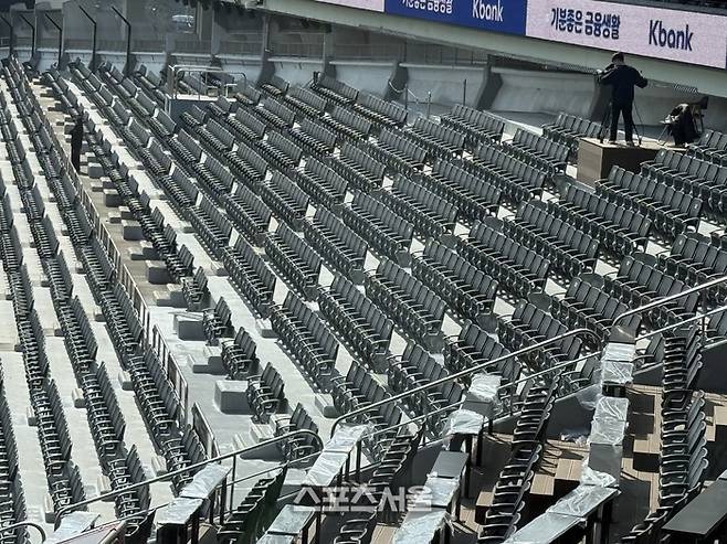 KT가 내야 좌석을 바꾸었다. 기존 1,3루 테이블석 자리가 응원지정석으로 바뀌었다. 수원 | 박연준 기자 duswns0628@sportsseoul.com