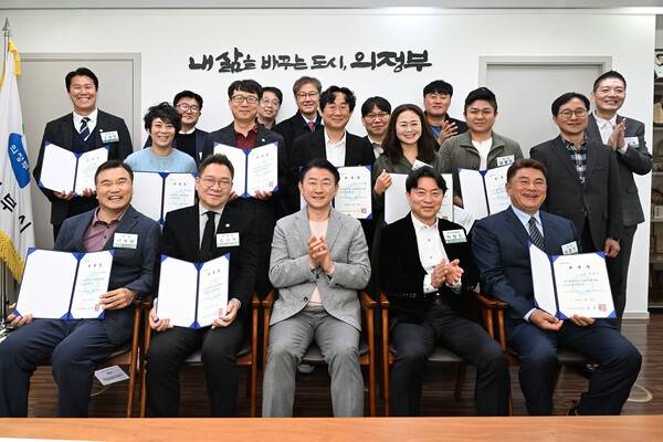 '의정부시장애인체육회 이사회 신임 임원 위촉식'에서 김동근 의정부시장(가운데)과 신임 임원들이 기념 촬영을 하고 있다. /사진=의정부시