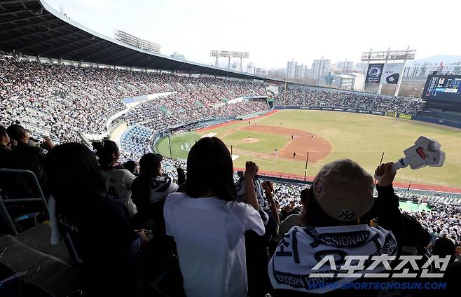 22일 잠실구장에서 열린 KBO리그 두산과 KIA의 시범 경기. 두산을 응원하고 있는 야구팬들. 잠실=송정헌 기자songs@sportschosun.com/2026.03.22/