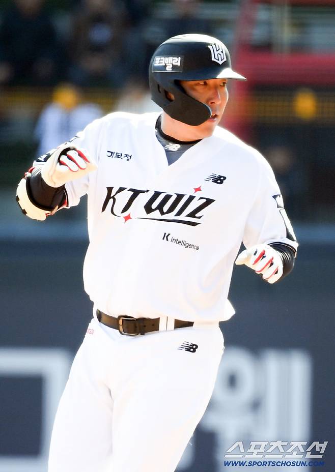 19일 수원KT위즈파크에서 열린 KBO리그 KT 위즈와 키움 히어로즈의 시범경기. 7회말 2사 2루 KT 김현수가 적시타를 날린 뒤 숨을 고르고 있다. 수원=박재만 기자 pjm@sportschosun.com/2026.03.19/