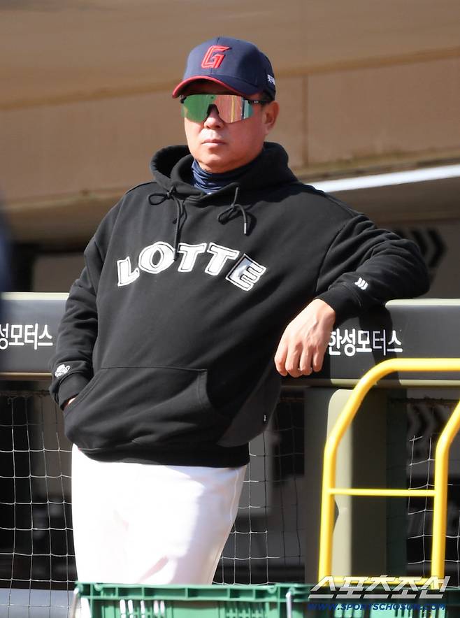 14일 부산 사직야구장에서 열린 KBO리그 롯데 자이언츠와 LG 트윈스의 시범경기. 롯데 김태형 감독이 훈련을 지켜보고 있다. 부산=박재만 기자 pjm@sportschosun.com/2026.03.14/