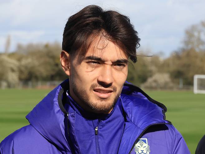 인터뷰하는 카스트로프

    (밀턴킨스[영국]=연합뉴스) 최재구 기자 = 코트디부아르전을 앞둔 한국 축구 국가대표팀의 카스트로프가 25일(현지시간) 영국 런던 북서쪽 밀턴킨스 MK돈스 훈련장에서 훈련에 앞서 인터뷰하고 있다. 2026.3.26