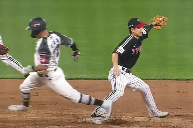 논란을 부른 배정대의 전략적 오버런 장면. 올해부터 비디오판독 대상이 된다. 출처=중계화면.