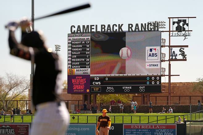 FILE - The Automated Ball-Strike System plays on the scoreboard after a pitch call was challenged during the first inning of a spring training baseball game between the Chicago White Sox and the San Diego Padres, Feb. 26, 2025, in Phoenix. (AP Photo/Carolyn Kaster, File) FILE PHOTO

<저작권자(c) 연합뉴스, 무단 전재-재배포, AI 학습 및 활용 금지>