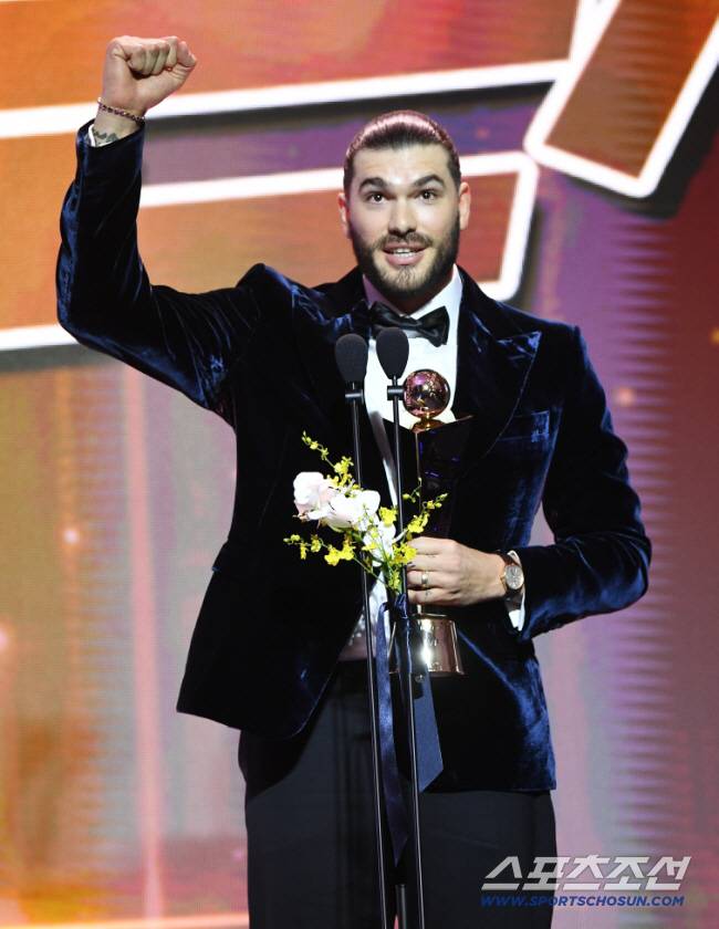 24일 오후 서울 송파구 롯데호텔에서 2025KBO시상식이 열렸다. MVP에 뽑힌 한화 폰세가 "한화 파이팅"을 외치고 있다. 정재근 기자 cjg@sportschosun.com/2025.11.24/