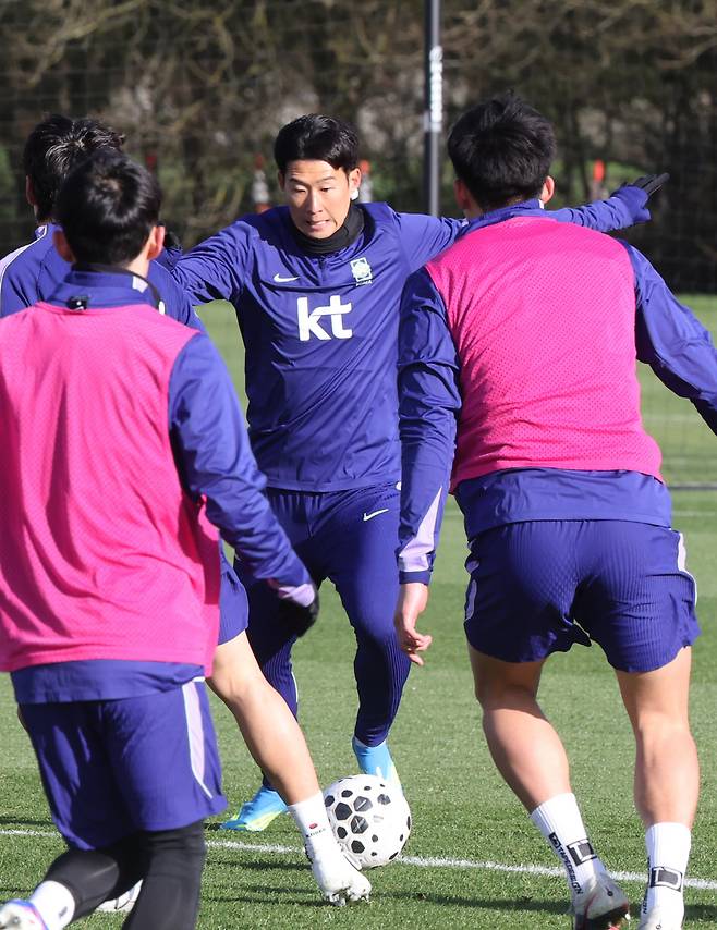 코트디부아르전 앞둔 한국대표팀

    (밀턴킨스[영국]=연합뉴스) 최재구 기자 = 한국 축구 국가대표팀의 주장 손흥민을 비롯한 선수들이 코트디부아르전을 앞두고 25일(현지시간) 영국 런던 북서쪽 밀턴킨스 MK돈스 훈련장에서 팀훈련을 하고 있다. 2026.3.26

    jjaeck9@yna.co.kr

(끝)





<저작권자(c) 연합뉴스, 무단 전재-재배포, AI 학습 및 활용 금지>