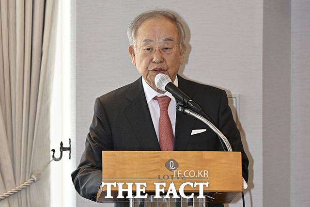 손 회장이 기념사를 하고 있다.