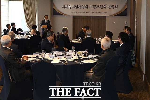 행사 참석자들이 정 전 총리의 발언을 듣고 있다.