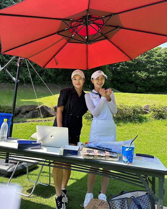 골프 행사를 진행하고 있는 이창희 대표.