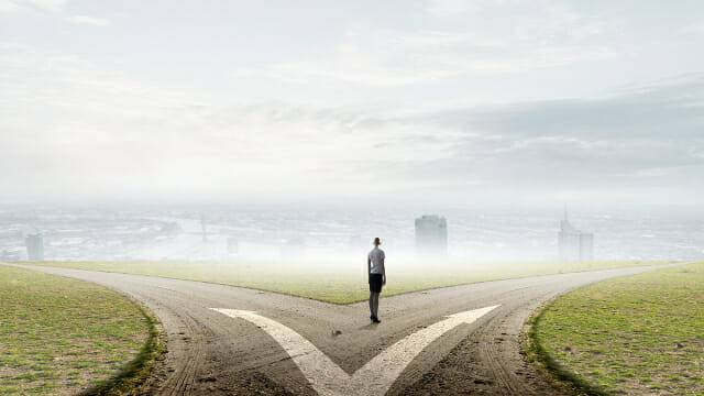 변화가 설명 없이 주어지면 구성원들은 나는 앞으로 어떤 사람이 돼야 하는지 스스로를 의심하게 된다.(제공=클립아트코리아)