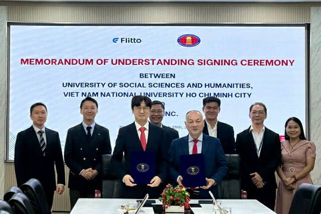 지난 25일 베트남 호치민에서 열린 글로벌 AI 인력 양성 및 베트남어 데이터 개발을 위한 업무협약식에서 주요 관계자들이 기념 사진 촬영을 하고 있다(앞줄 왼쪽부터 플리토 강동한 최고기술책임자, 인사대 판 탄 딘 부총장) (사진=플리토)