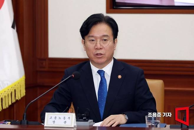 김영훈 고용노동부 장관이 11일 서울 종로구 정부서울청사에서 열린 비상경제관계장관회의에 참석, 퇴직연금 관련 발언을 하고 있다. 2026.3.11 조용준 기자