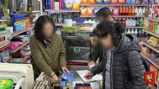 지난 25일 오후 서울 시내 한 마트에서 시민들이 종량제 봉투를 구매하고 있다. 나프타 수급 불안 우려로 종량제봉투 수요가 급증하면서 일부 매장에서는 구매 수량 제한과 품절 현상이 나타나고 있다. 박호수 기자