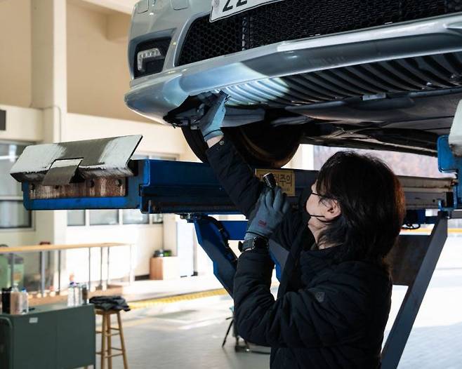 한국교통안전공단 직원이 수검 차량을 대상으로 자동차검사를 하고 있다. 한국교통안전공단 제공