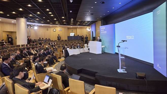 SK텔레콤이 26일 서울 을지로 본사 T타워에서 제42기 주주총회를 열고 2025년 재무제표 등 여러 안건들을 승인했다. SKT 이사회 관계자들과 주주들이 착석해 있는 모습. SKT 제공.